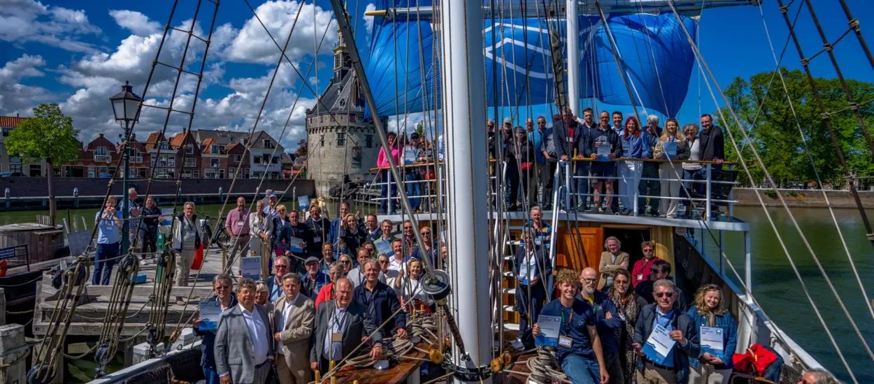 Groepsfoto blauwe vlag hoorn 200221