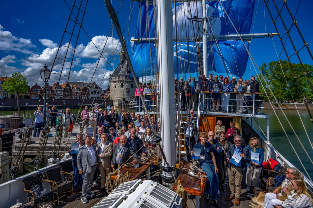 Groepsfoto blauwe vlag hoorn 200221